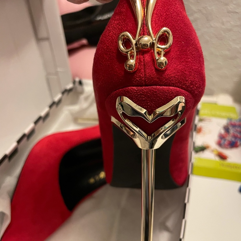 Size 7.5 worn once for 2 hrs for a pageant
